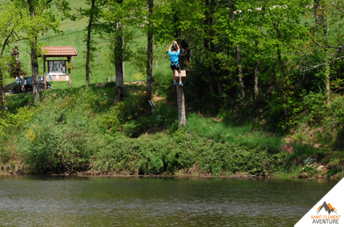 Tyrolienne au dessus de l'eau du lac allier